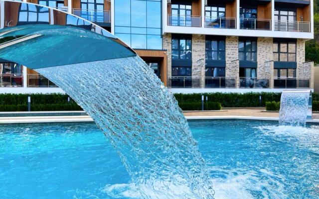 3 mestnye s balkonom i basseynom Apartments
