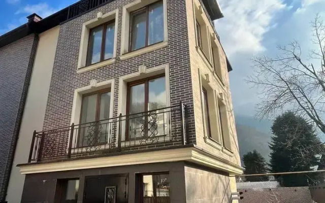 Апартаменты в Hoвом Клубном Домe с 4 Отдельными Спальнями