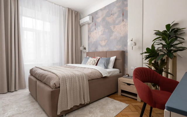 Квартира Четверка на Патриках в вишнёвых тонах