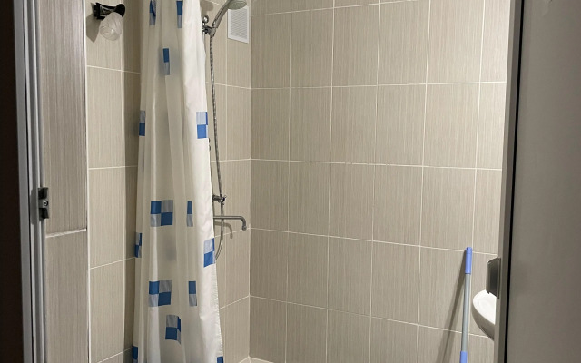 Standartny Trekhmestny S Vannoy Komnatoy Apartment