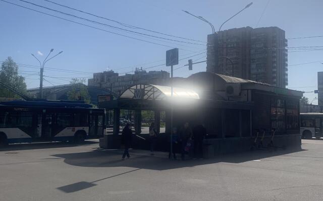 U Metro Leninskij Apartments