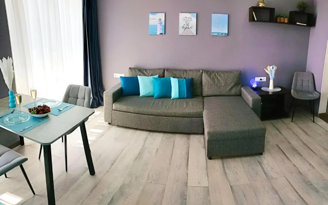 S Balkonom na 4 Gostey Flat