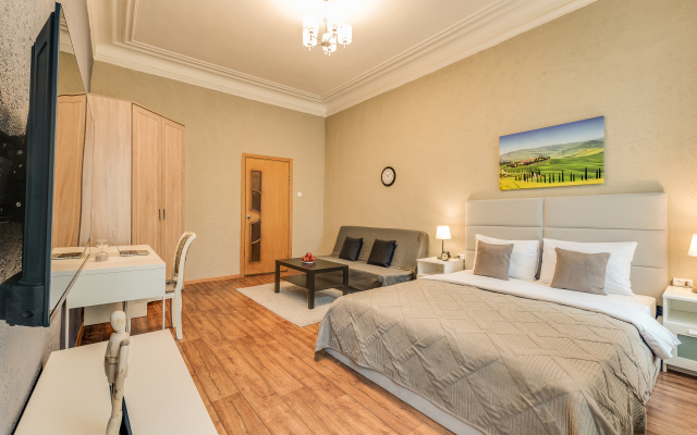 Prostornaya U Naberezhnoy Nevy Flat