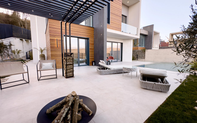 Nebo S Teplym Basseynom Dlya 8 Gostey Villa
