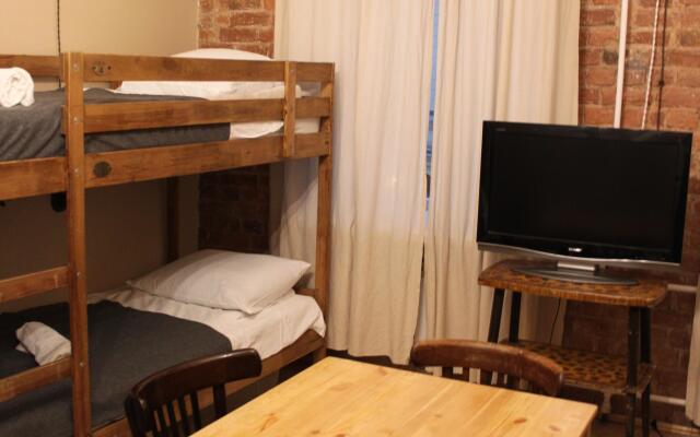 Old Flat Na Sovetskoy Hostel