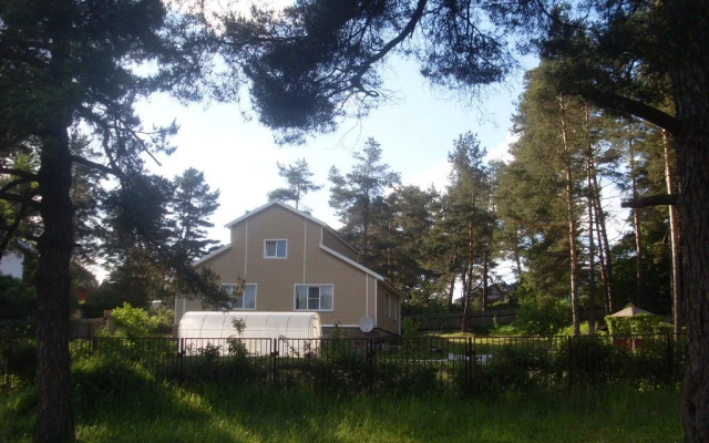 Дом у сосен