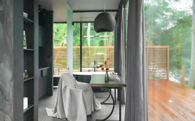 Private House na Beregu Reki s Avtorskim Dizaynom