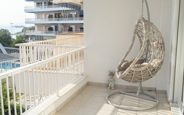 Art Home by the sea Saronida Apartments
