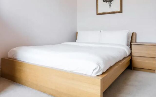 Stylish 2 Bed Sleeps 4 Apartments