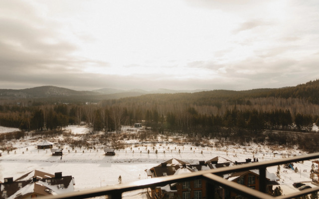 S potryasayuschim vidom na Solnechnoy Doline Apartments