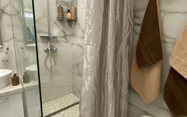 Апартаменты в современном стиле с камином