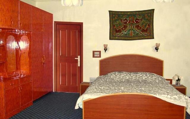 Calm Holiday Inn Hotel	