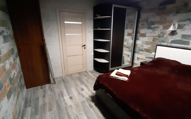 Trekhkomnatnaya Kvartira V Tsentre Na Poptsova