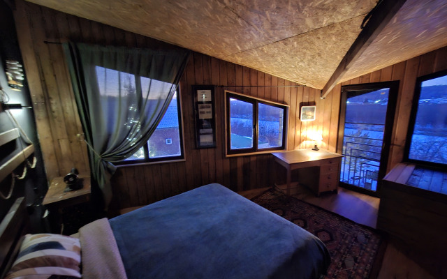 Гостевой Дом с кораблем на берегу реки