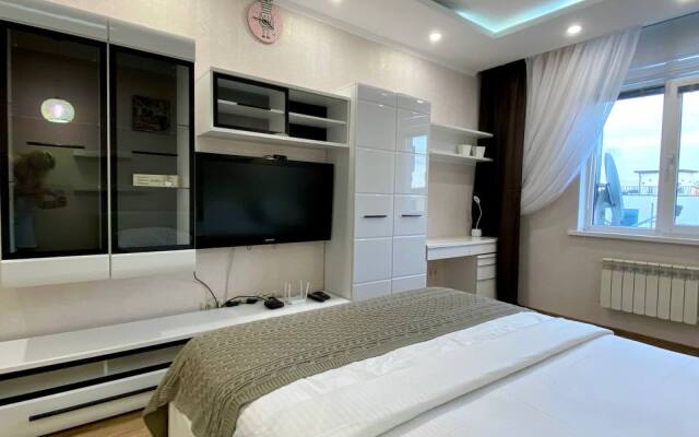 S dvumya spalnyami i balkonom Ajax Na Tyulpanov 41 Apartments