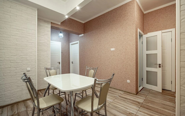 Апартаменты на Ялтинской 12А, ЖК Шато Лувр