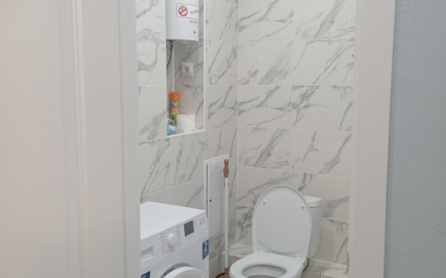 U Kremlya, Ds Kristall Flat