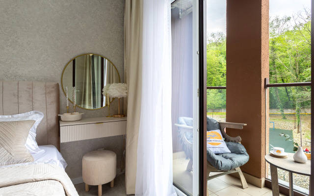S Balkonom I Vidom Na Lesopark Alleya 326 Flat