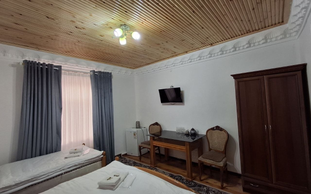 Отель Parvina