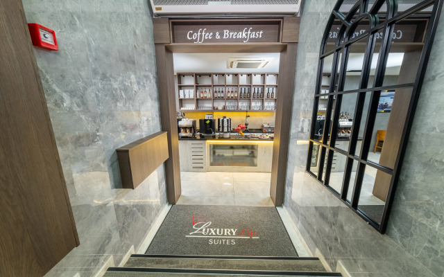 Luxury Life Suites