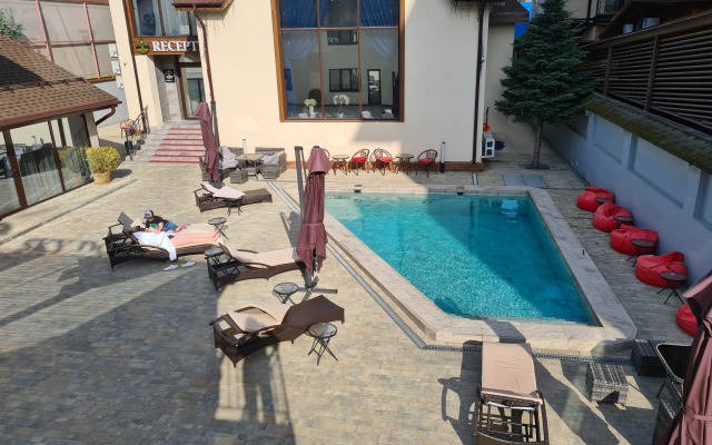Nomer V Otele S Basseynom Apartments