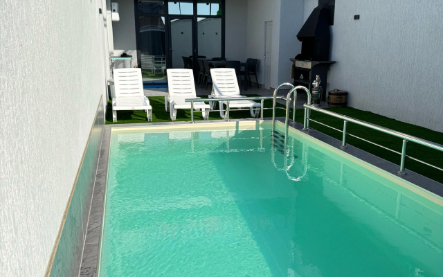 Гостевой дом Дом с бассейном на берегу