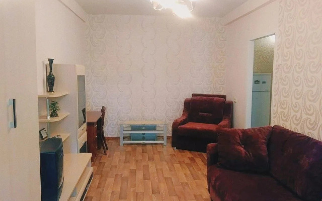 Uyutnaya Kvartira Na Prospekte Stachki Flat