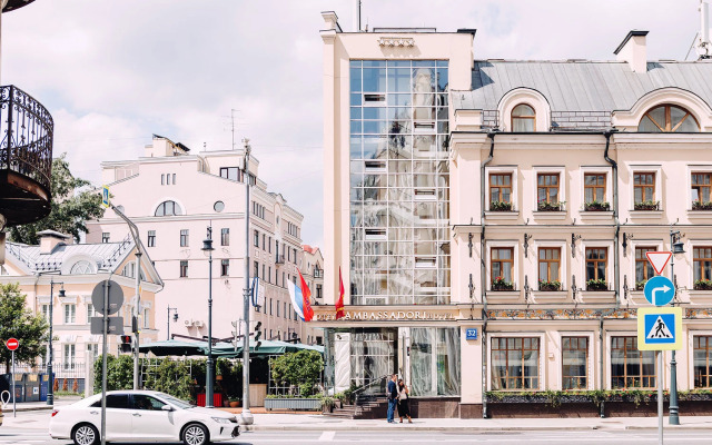 Отель Амбассадори