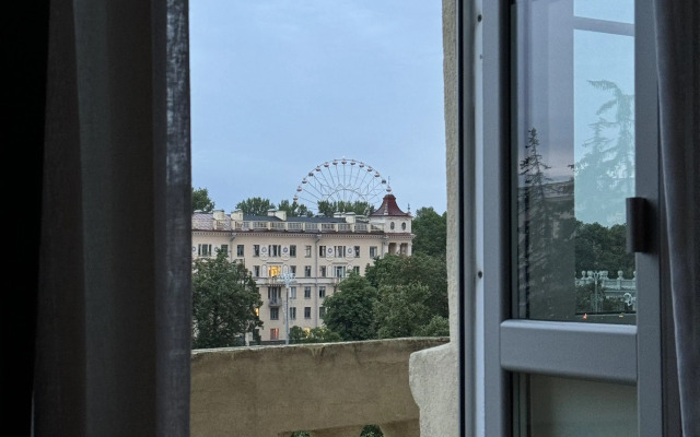 Stalinka s Vidom na Ploschad Pobedy Apartments