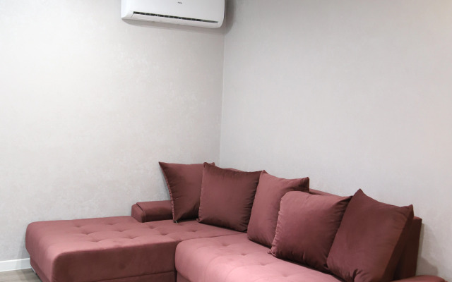 S Otdelnym Vkhodom I Verandoy Flat