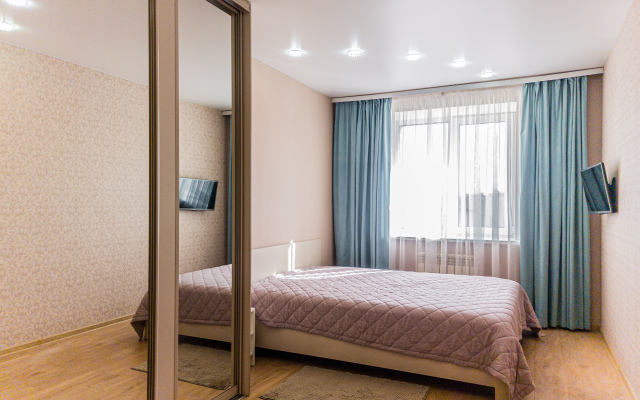 Dvuhkomnatnye v Svetlyh Tonah Vblizi Centra Goroda Apartments