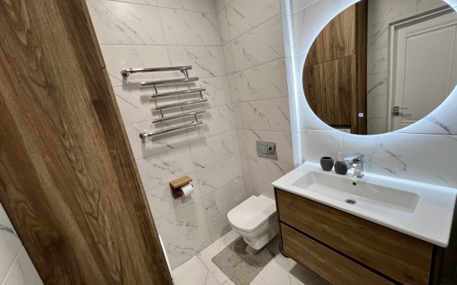 Sovremennaya Lakonichnaya Kvartira Ryadom S Fontanom I Skverom Geroyev Apartments