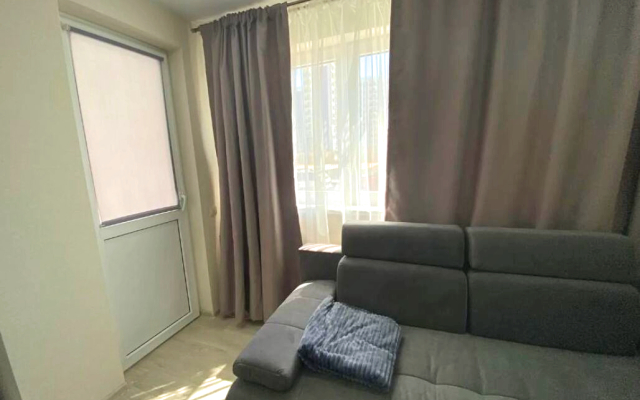 2/Well-appointed studio with mountain views
