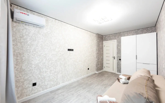Na Ulitse Sergeya Dzhanbrovskogo, 4k1 Flat