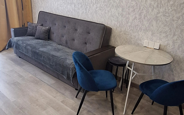 Semeynaya Dvukhkomnatnaya U Aeroporta Tolmachevo Do 7 Chelovek Flat