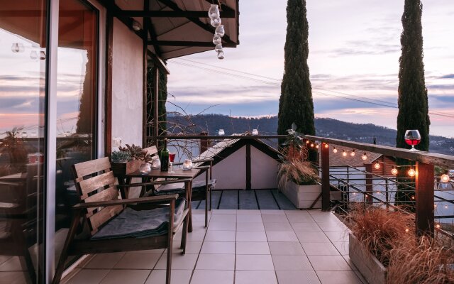 Гостевой Дом с Кипарисами в горах с видом на море