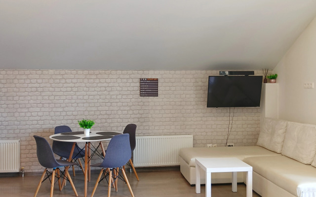 Studiya na mansarde v Nemetskoy derevne ryadom s ozerom Flat
