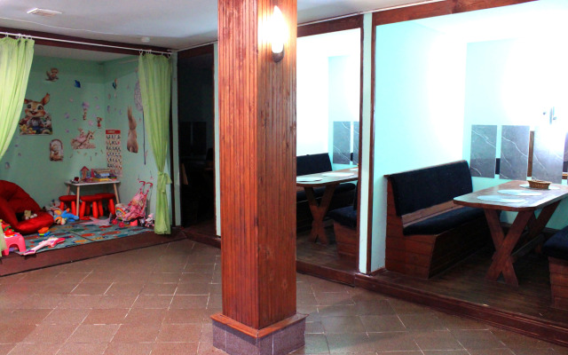 Pomestye Ampiala Hotel