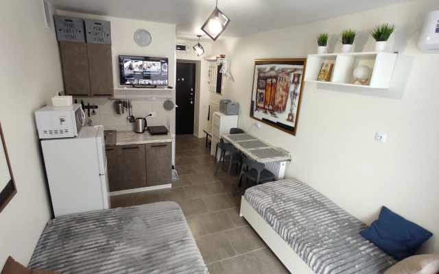 Studiya Lux v Rayone Garmoniya Flat