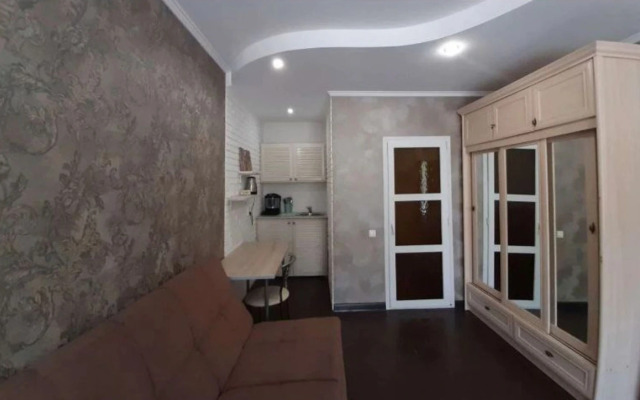 S basseynom vo dvore Flat