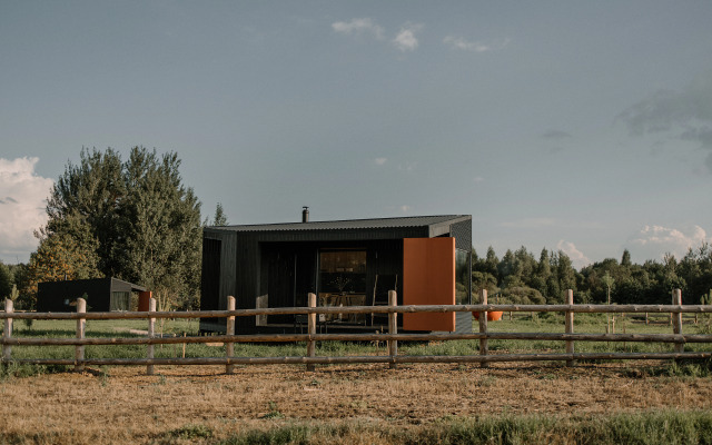 Глэмпинг Панорамные мини-домики на ферме Nomad Houses на Браславе