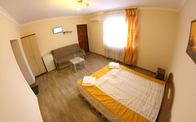 V Gostevom Dome ochag Living quarters