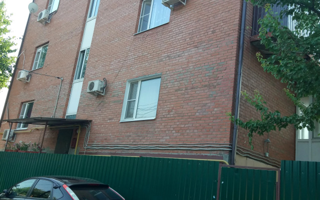 Uutnye na Peshkova 55 ryadom s bolnitsey Vodnikov Apartments