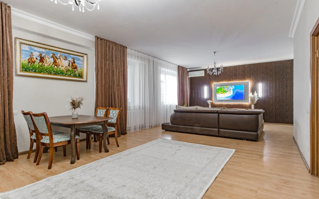 V Tsentre Goroda Ryadom S Bayterekom Apartments