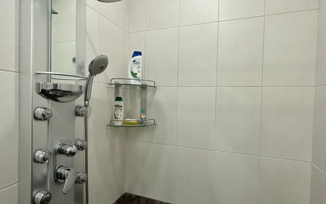 2-K v Novostroyke, Ulitsa Arama, Di482 Flat