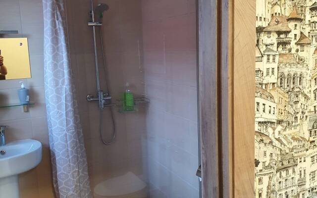 Na Novo-Revolyutsionnoy Guest House