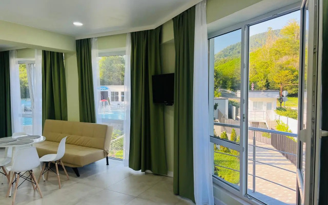 Studiya S Balkonom I Basseynom Na Territorii Apartments