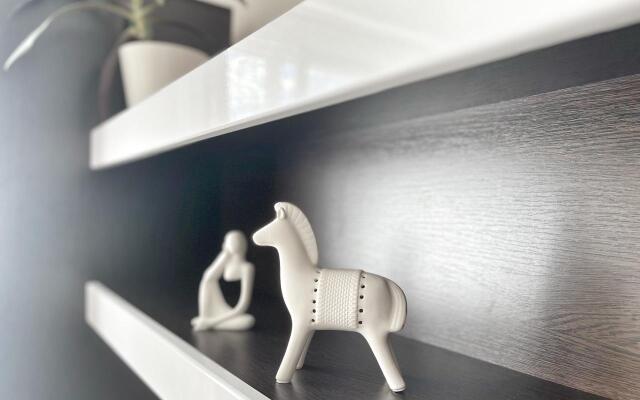Yelena Ozerki Flat