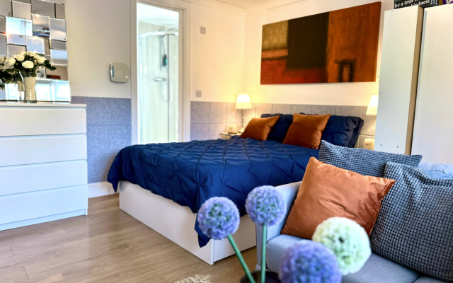Damos Living - Superb Business En-Suite Studio Apartments