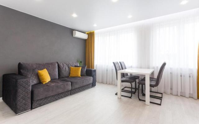 Tryohkomnatnyj Lyuks, centr, ploshchad' Pobedy, CHernyahovskogo 10A, Kolibri#10A Apartments